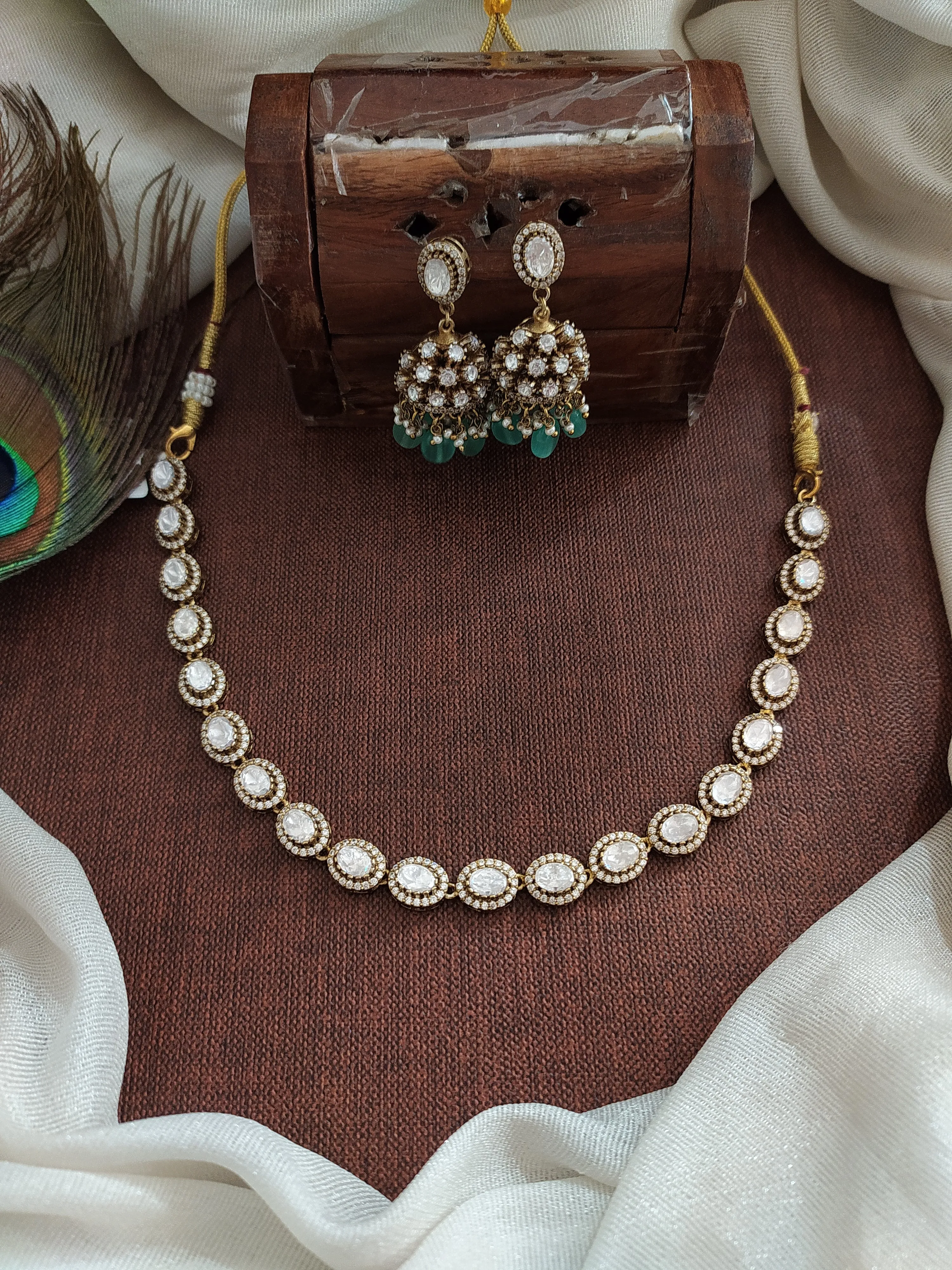 Single Layer Simple Yet Elegant Victorian Necklace Set