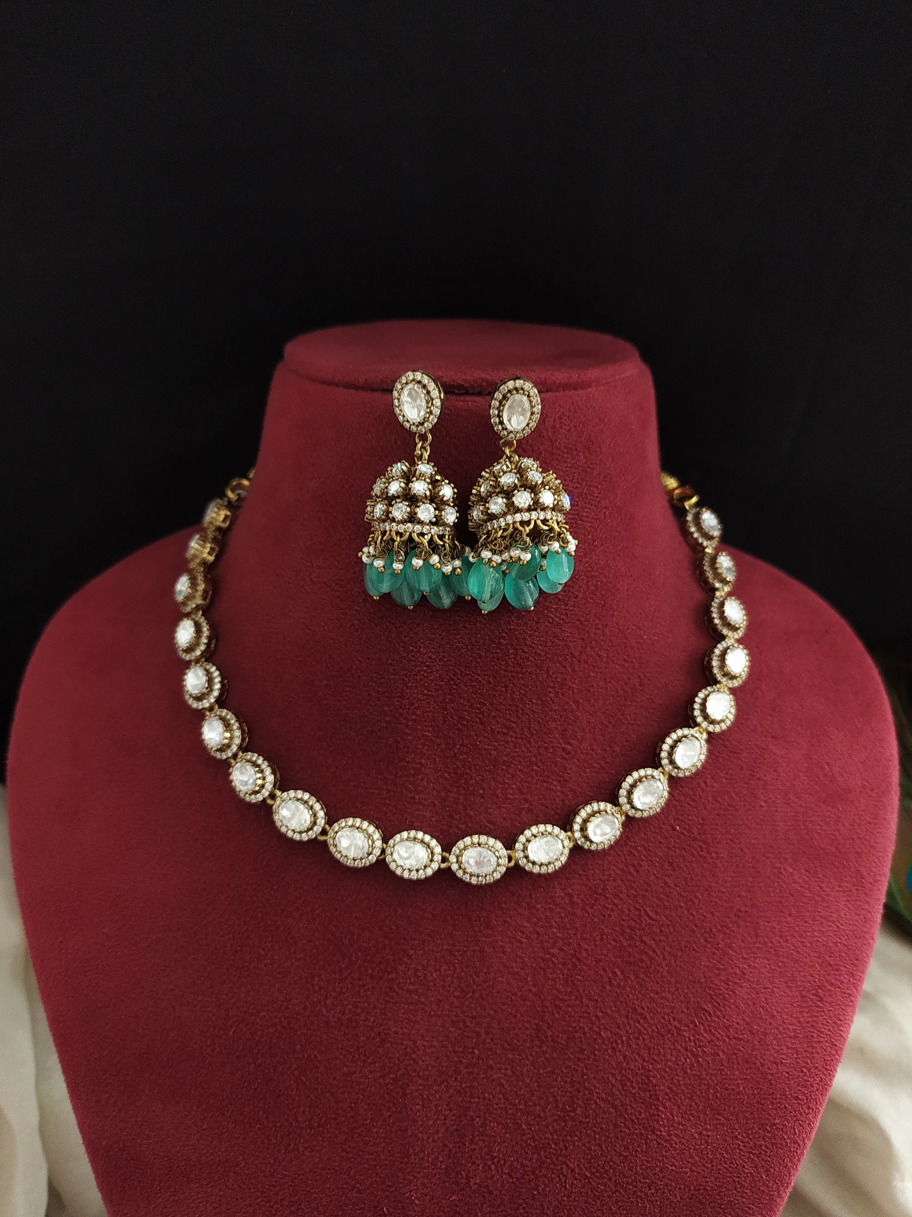 Single Layer Simple Yet Elegant Victorian Necklace Set